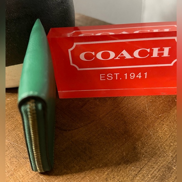 Coach L Zip Green Card Case - Picture 3 of 7